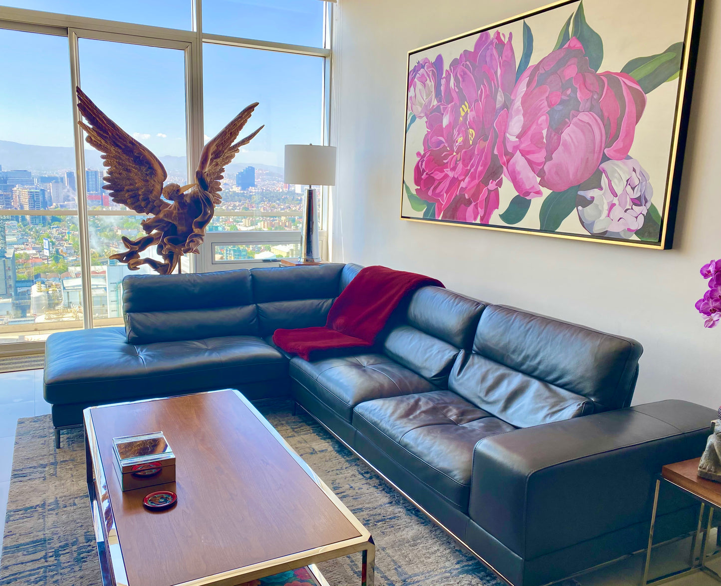 Urban Elegance: A Contemporary Collector’s Lounge