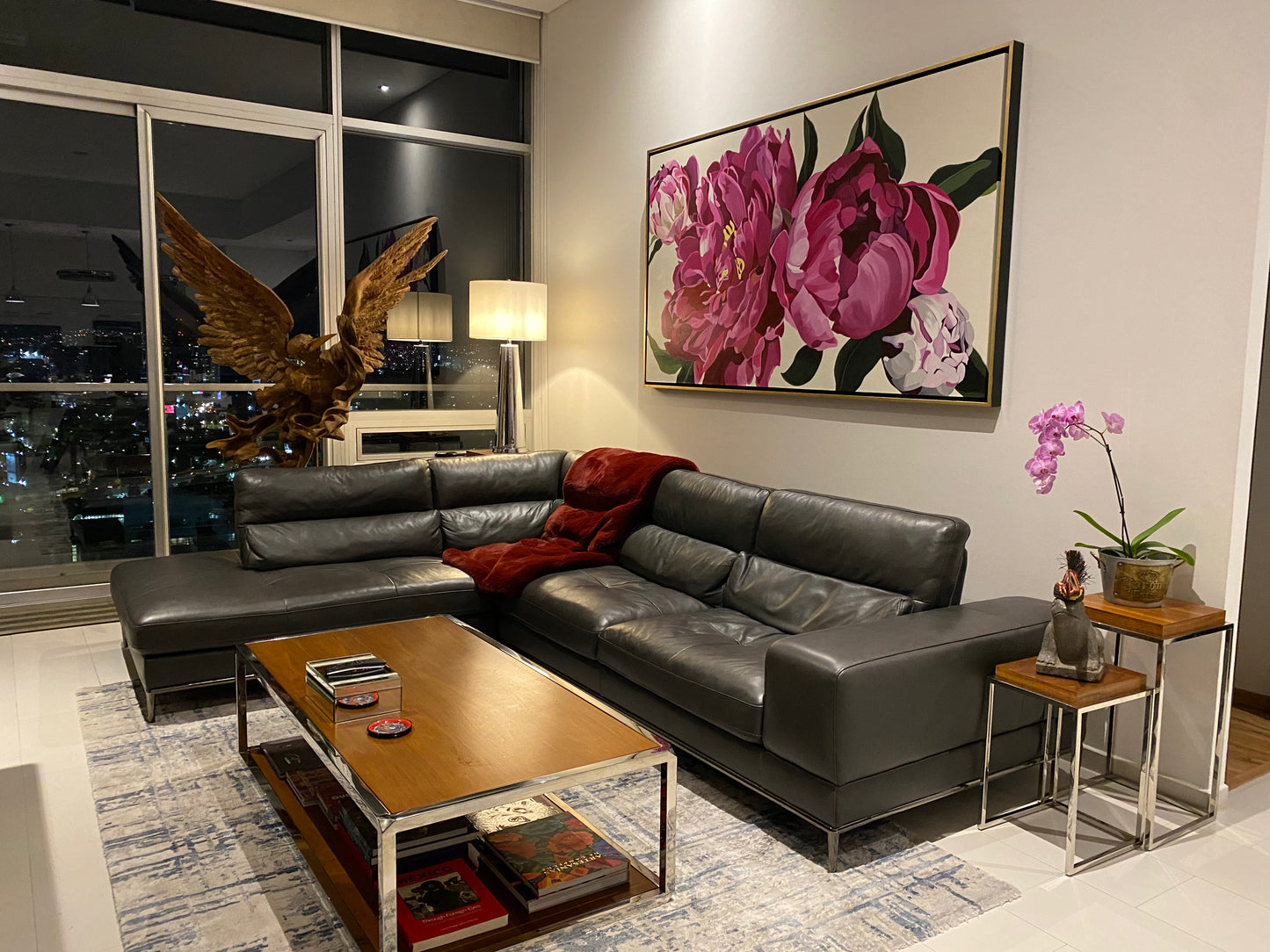 Urban Elegance: A Contemporary Collector’s Lounge